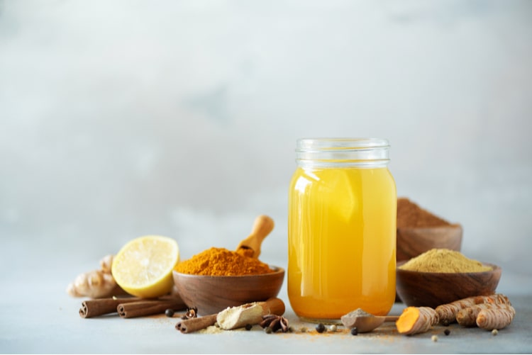 हल्दी और अदरक का इम्यूनिटी बूस्टर ड्रिंक - Turmeric and Ginger immunity booster drink In Hindi