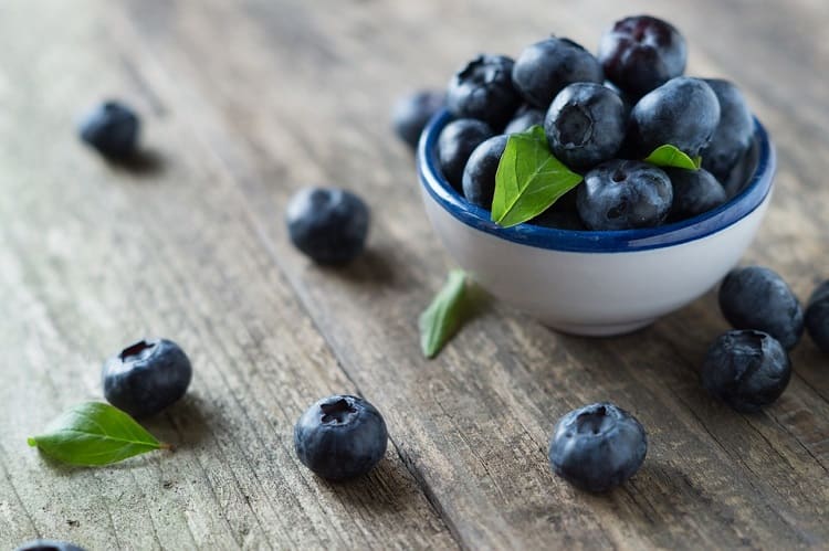 लंग्स को स्ट्रोंग बनाने के लिए खाएं ब्लू बैरीज़ - Eat Blueberries for lungs strong in Hindi