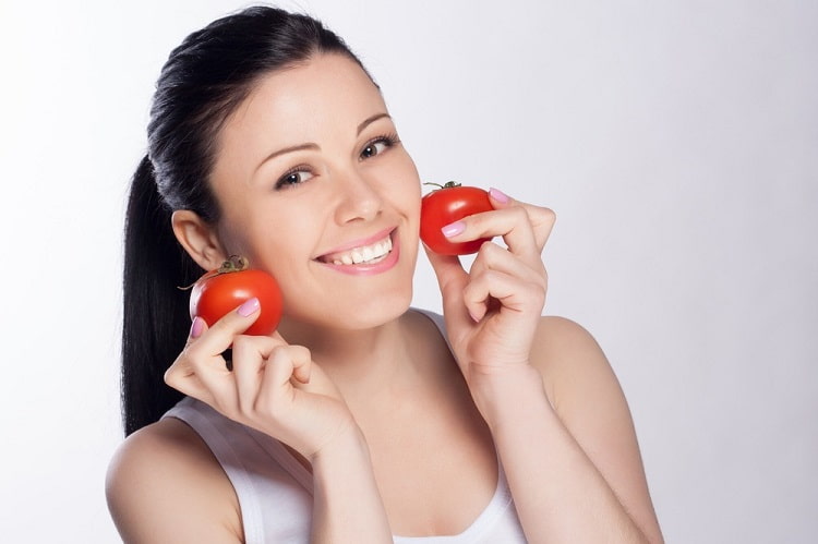 चेहरे की स्किन टाइट करने के लिए लगाएं टमाटर – Tomato for face skin tightening in Hindi