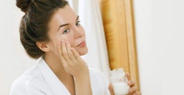 चेहरे पर नारियल तेल लगाने के फायदे और नुकसान - Coconut Oil for Face Benefits and Side Effects in Hindi